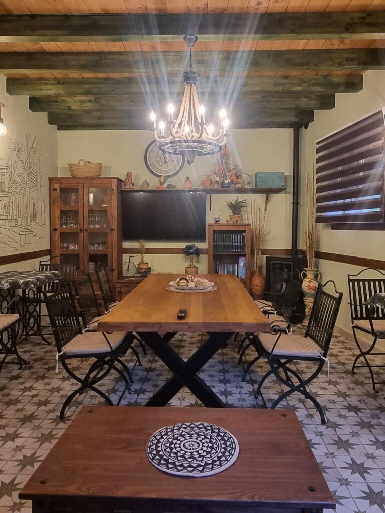 casa_rural_juan_austria_cuacos_yuste_salon_vertical